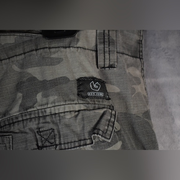 Vintage Burnside Camo Cargo Shorts Mens Size 44 - Picture 3 of 4